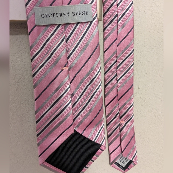 Geoffrey Beene Tie - Picture 2 of 3